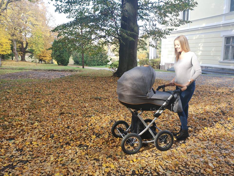 lonex parrilla wózek zaprezentowany w plenerze jesienią